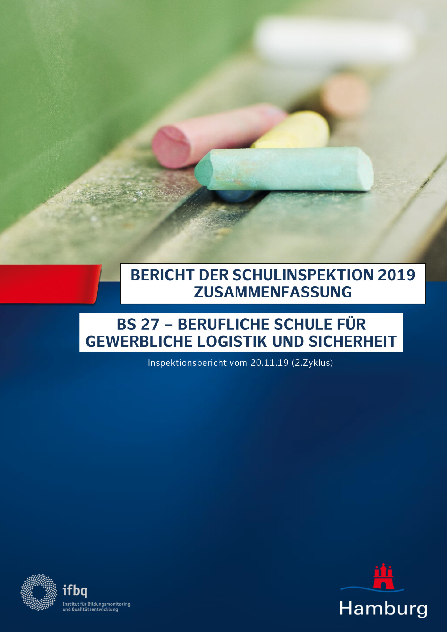 Das Bild zeigt die Titelseite des Inspektionsberichtes. Im oberen Drittel ist ein Foto, das mehrere bunte Kreidestücke (hellgrün, gelb, hellrot, orange und weiß) im Großformat auf einer Tafelablage zeigt. Darunter steht "Bericht der Schulinspektion 2019 Zusammenfassung", dann das Kürzel und der Name der Schule. Darunter in sehr kleiner Schrift das Datum des Berichts. Der untere Teil des Bildes ist dunkelblau und unten sind die Logos des ifbq und der Stadt Hamburg.
