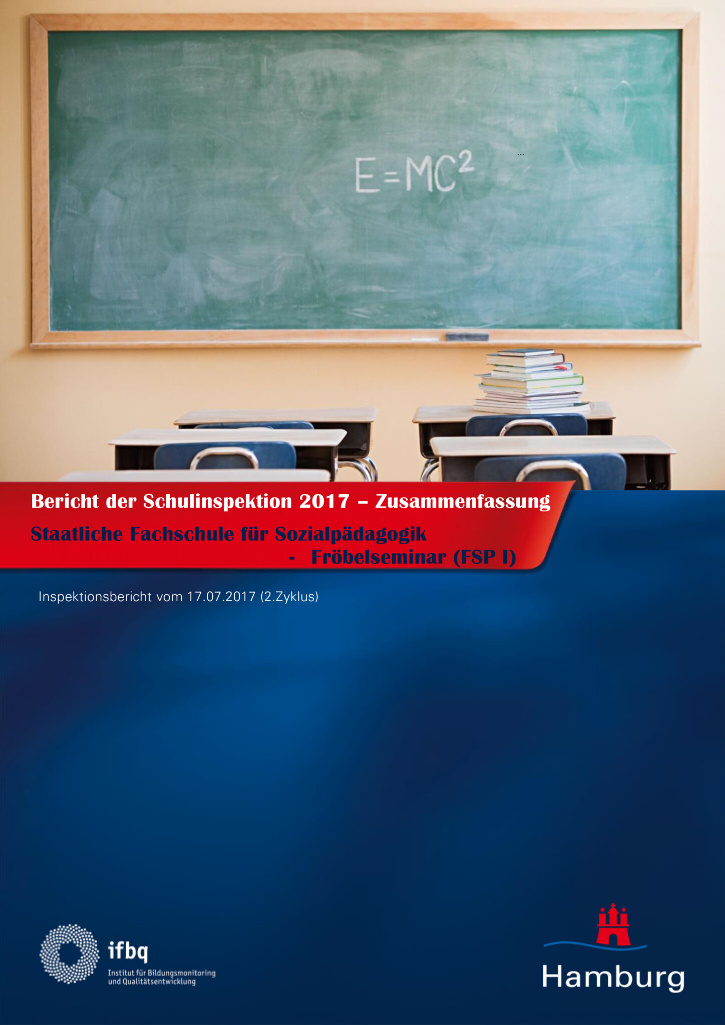 Das Bild zeigt die Titelseite des Inspektionsberichtes. Im oberen Drittel ist ein Foto, das eine grüne Kreidetafel zeit, auf der E=MC² steht. Darunter sind 4 kleine Schultische Darunter steht auf rotem Grund, der einem Schiffsbug nachempfunden ist "Bericht der Schulinspektion 2017 Zusammenfassung", dann der Name und das Kürzel der Schule. Darunter in sehr kleiner Schrift das Datum des Berichts. Der untere Teil des Bildes ist dunkelblau und unten sind die Logos des ifbq und der Stadt Hamburg.