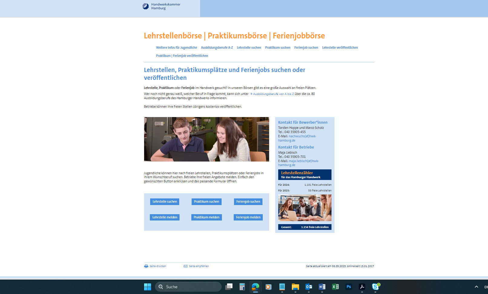 Das Foto zeigt die Internetseite zur Lehrstellenbörse der Handwerkskammer Hamburg. Die Schrift des Textes in in der Regel schwarz, Überschriften und Menü sind hellblau.. Es gibt 2 Bilder. Auf einem sitzen ein junger Mann und eine junge Frau an einem Schreibtisch und schauen gemeinsam auf ein Notebook. Auf einem kleineren Bild sitzen 4 junge Menschen, 2 Frauen und 2 Männer gemeinsam vor einem Notebook.